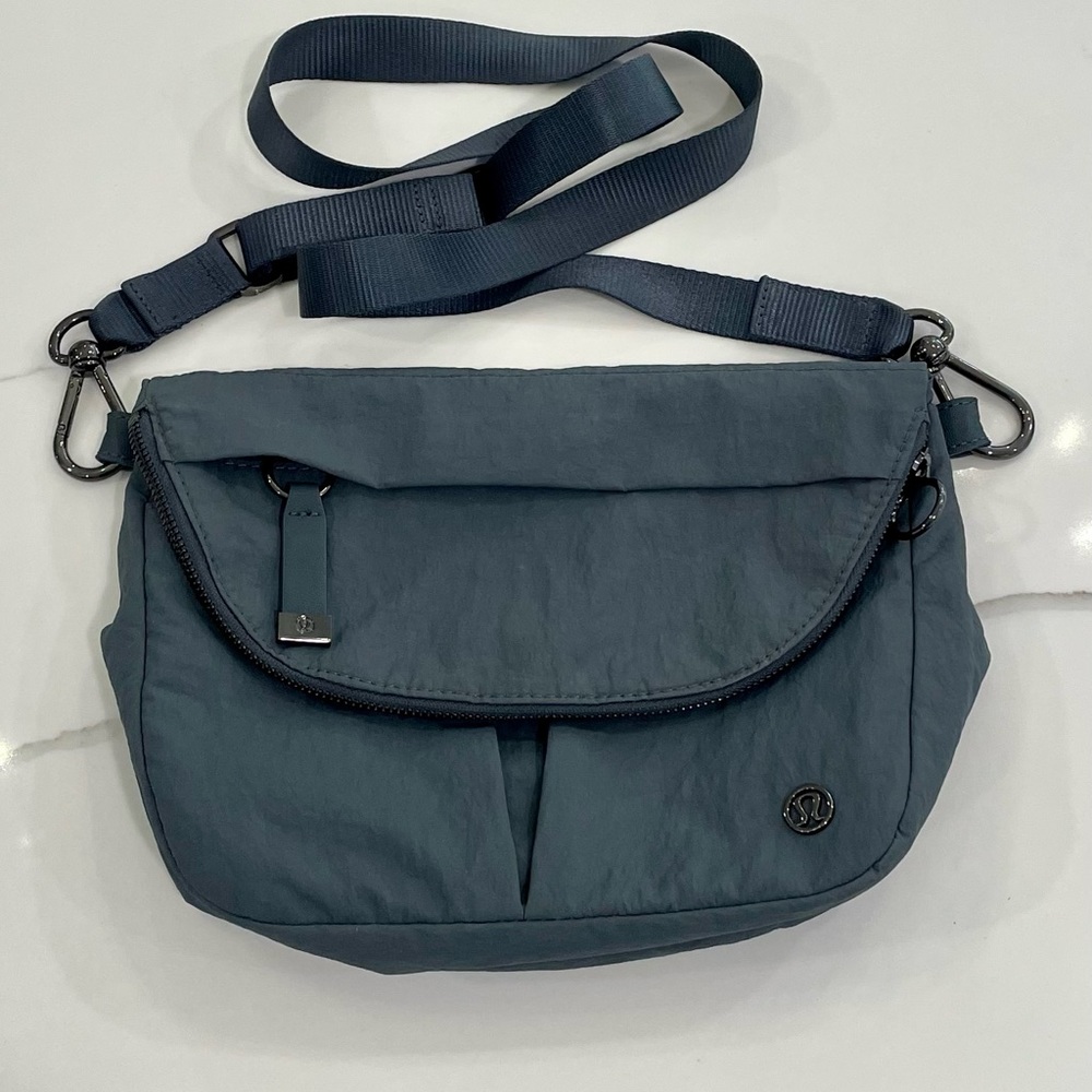 Lululemon Festival II Cross Body Bag, grey, adjustable strap